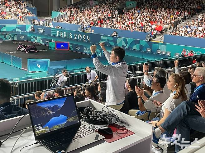 임종훈과 신유빈의 득점에 기뻐하는 유승민 대한탁구협회장. 노컷뉴스