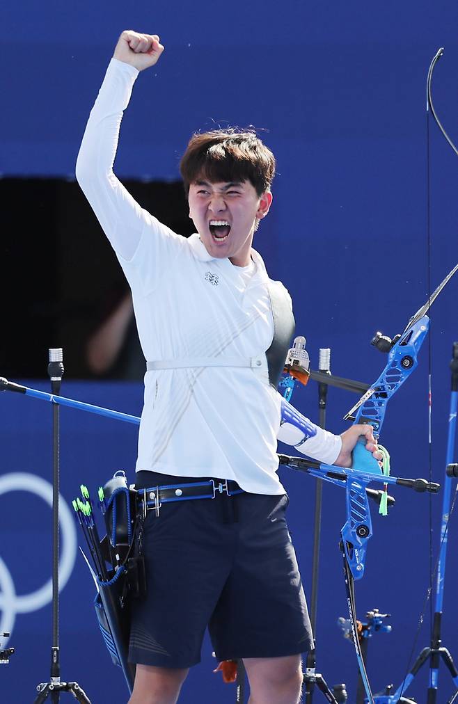 김제덕이 29일(현지시간) 프랑스 파리 레쟁발리드에서 열린 파리 올림픽 양궁 남자 단체전 결승 프랑스와의 경기에서 승리하며 금메달을 확정한 뒤 환호하고 있다. 뉴시스