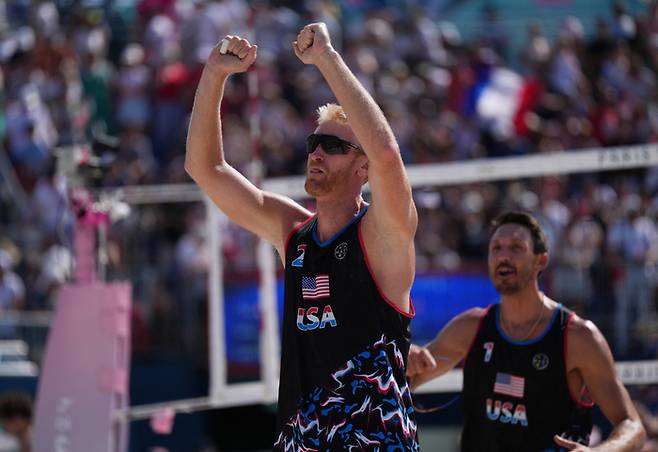 체이스 버딩거가 지난 29일 프랑스 파리에서 열린 2024 파리 올림픽 비치발리볼 남자 예선에서 프랑스를 상대로 득점을 올린 뒤 기뻐하고 있다. 파리｜로이터 연합뉴스