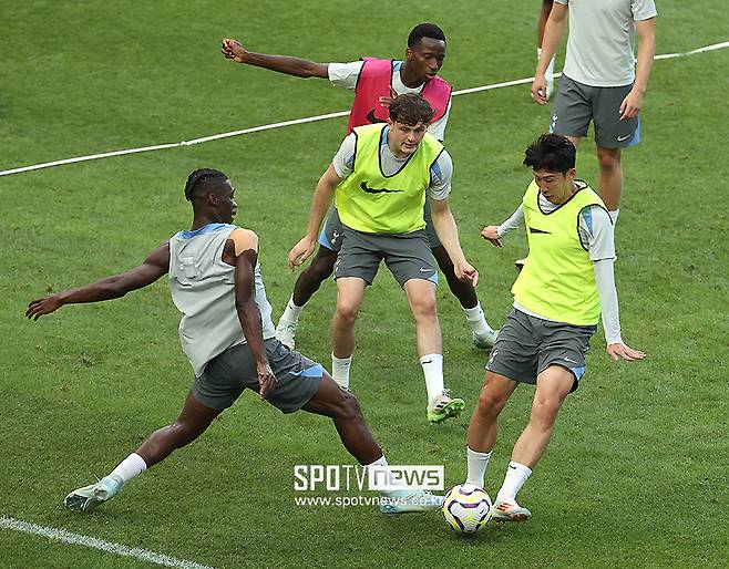 ▲ 손흥민이 30일 서울월드컵경기장에서 팀K리그와 '쿠팡플레이시리즈' 1경기를 앞두고 오픈 트레이닝을 진행했다. 손흥민을 포함한 토트넘 동료들이 운동장에 들어오자 엄청난 환호성을 질렀는데 덥고 습한 날씨에 인상이 찡그려졌지만 상암에 운집한 팬들 환호성에 금방 눈녹듯 환한 미소를 보였다. 길다면 길고, 짧다면 짧은 '경기장 돌며 인사'가 끝났지만 손흥민의 팬 서비스는 끝나지 않았다. 팬들에게 사인과 사진을 모두 찍어주는 모습이 있었다 ⓒ곽혜미 기자