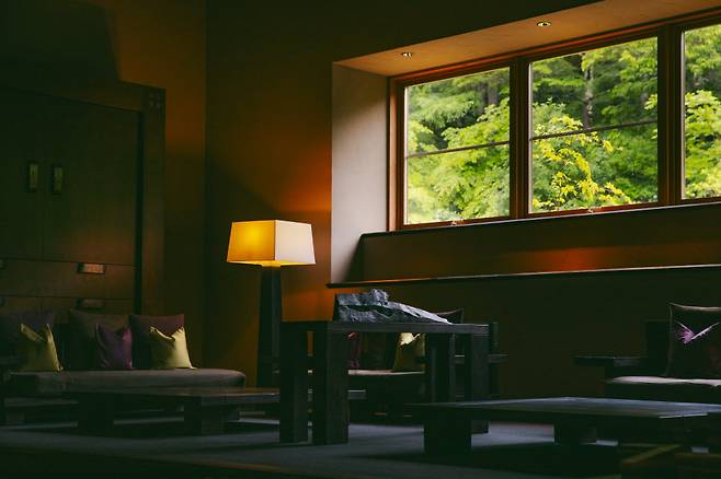 호시노야 가루이자와는 자연광의 편안함과 아름다움을 살리기 위해 최소한의 조명만 사용한다