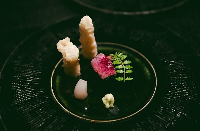 가스케의 '산의 가이세키'. 나가노현에서 쉽게 접할 수 있는 사슴고기 스테이크