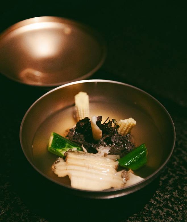 톳과 전복, 베이비 콘 등으로 가루이자와의 자연을 형상화했다