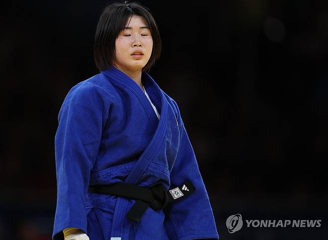 허미미(21·경북체육회)가 열심히 싸우고도 마지막에 울었다. 값진 은메달이라고 하기엔 아쉬움이 컸다. 세계랭킹 3위 허미미는 29일(현지시간) 프랑스 파리 샹드마르스 경기장에서 열린 2024 파리 하계올림픽 여자 57㎏급 결승에서 세계랭킹 1위 크리스타 데구치(캐나다)에 분전하고도 지도 3개를 받고 반칙패, 은메달을 차지했다. 사진 연합뉴스