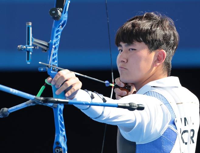 남자 양궁 국가대표 김제덕이 29일(한국시간) 프랑스 파리 레쟁발리드에서 열린 2024 파리 하계올림픽 양궁 남자 단체전 결승에서 이우석, 김우진과 함께 프랑스를 꺾고 금메달을 목에 걸었다. 사진 연합뉴스