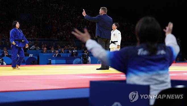 '독립운동가 후예'로 신념에 따라 대한민국 국적을 선택한 허미미가 심판의 석연 찮은 판정에 의해 파리 올림픽 유도 여자 57kg급 결승에서 패하고 은메달을 따낸 가운데 유도 종주국 일본 팬들은 유도가 반칙에 의해 승부가 갈리는 격투기가 된 것에 허탈해 하는 한편 허미미가 재일교포라는 점을 들어 비판 넘은 비난까지 하고 나섰다. 연합뉴스