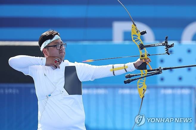 김우진, 금메달을 향해 (파리=연합뉴스) 신준희 기자 = 김우진이 29일(현지시간) 프랑스 파리 레쟁발리드 양궁 경기장에서 열린 2024 파리올림픽 양궁 남자 단체 결승전 한국과 프랑스의 경기에서 활시위를 당기고 있다. 2024.7.30 hama@yna.co.kr