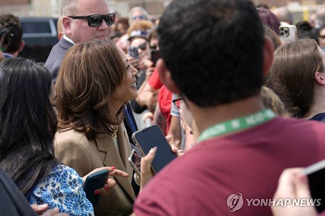 지지자들에게 인사하는 카멀라 해리스 부통령 [AP 연합뉴스 자료사진]