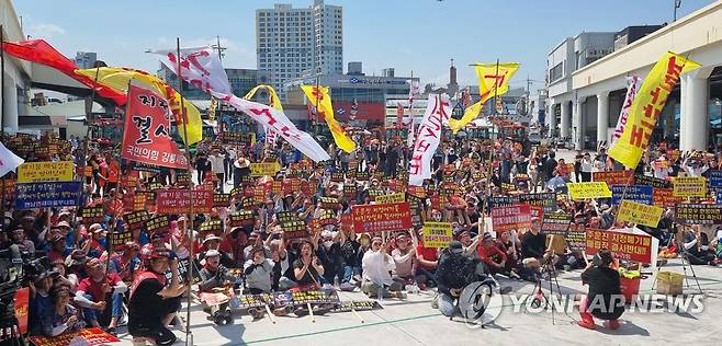 폐기물 매립장 건설 반대 궐기대회 (강릉=연합뉴스) 유형재 기자 = 강원 강릉과 양양지역 주민들이 27일 오후 강릉시 주문진항 물양장에서 태영동부환경이 주문진에 조성을 추진하는 지정 폐기물 매립장 반대를 촉구하는 궐기대회를 하고 있다. 2023.6.27 yoo21@yna.co.kr