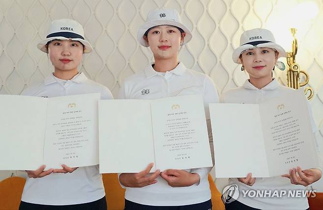 윤석열 대통령, 파리올림픽 메달리스트에 축전 (서울=연합뉴스) 홍해인 기자 = 윤석열 대통령은 2024 파리하계올림픽에서 지난 3일 동안 메달을 획득한 대한민국 선수 14명 각자에게 국민 모두의 마음을 담아 축전을 보냈다고 정혜진 대통령실 대변인이 서면 브리핑을 통해 30일 밝혔다. 사진은 대통령 축전을 전달 받은 여자양궁 단체전 금메달리스트 남수현(왼쪽부터), 임시현, 전훈영. 2024.7.30 [대통령실 제공. 재판매 및 DB 금지] hihong@yna.co.kr