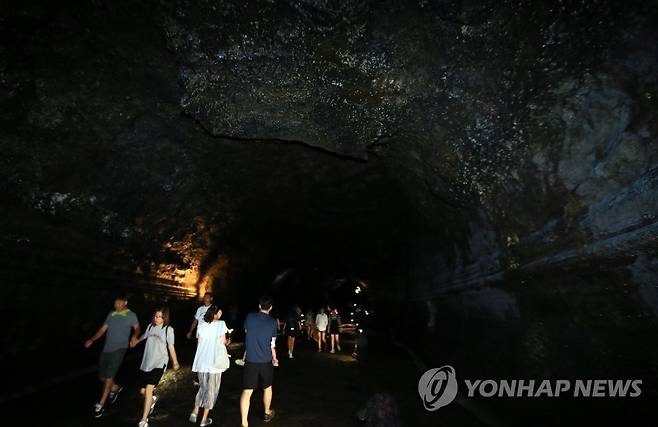 만장굴은 한여름에도 '냉장실 기온' [연합뉴스 자료 사진]