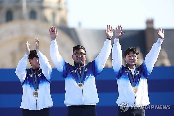 금메달 목에 건 남자 양궁 대표팀 (파리=연합뉴스) 신준희 기자 = 이우석(오른쪽부터), 김우진, 김제덕이 29일(현지시간) 프랑스 파리 레쟁발리드 양궁 경기장에서 열린 2024 파리올림픽 양궁 남자 단체 결승 시상식에서 금메달을 목에 걸고 기뻐하고 있다. 2024.7.30 hama@yna.co.kr