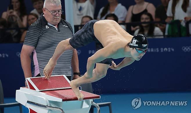 100m 자유형 예선 출발하는 황선우 (파리=연합뉴스) 김인철 기자 = 30일(현지시간) 프랑스 파리 라데팡스 아레나에서 열린 2024 파리올림픽 수영 남자 100m 자유형 예선전에서 황선우가 출발하고 있다. 2024.7.30 yatoya@yna.co.kr