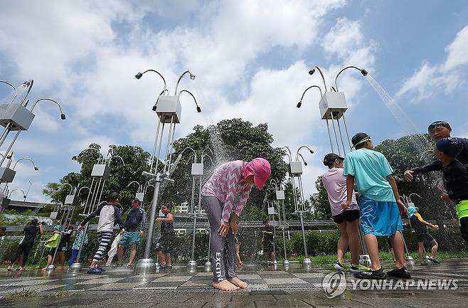 맑은 하늘 아래 물놀이 (서울=연합뉴스) 김성민 기자 = 서울에 폭염주의보가 발효된 30일 오후 서울 광진구 뚝섬 한강공원 수영장에서 아이들이 물놀이를 하고 있다. 2024.7.30 ksm7976@yna.co.kr