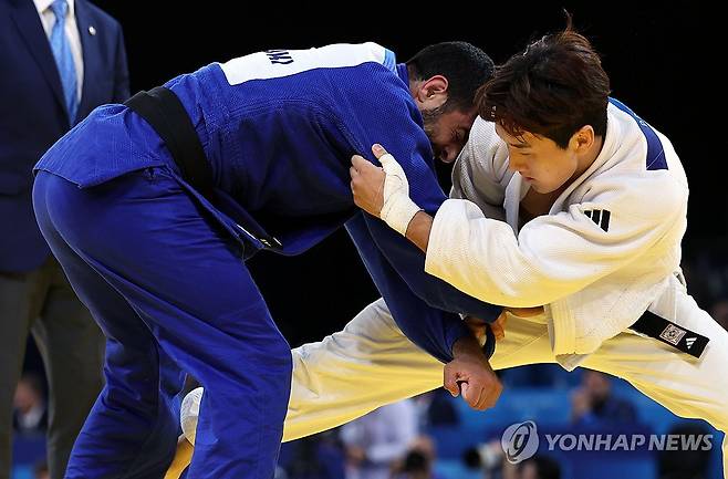 이준환, 이스라엘 사기 무키와 16강전 (파리=연합뉴스) 임화영 기자 = 이준환(아래)이 30일(현지시간) 프랑스 파리 아레나 샹드마르스에서 열린 2024 파리올림픽 유도 남자 81kg급 16강전에서 이스라엘 사기 무키와 겨루고 있다.  2024.7.30 hwayoung7@yna.co.kr