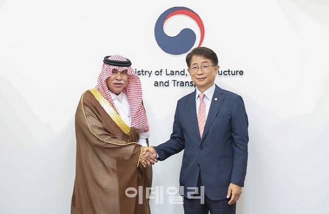 박상우 국토교통부 장관이 31일 국토발전전시관에서 마지드 빈 압둘라 알 카사비(Majid bin Abdullah Al-Kassabi) 사우디 아라비아 상무부(Ministry of Commerce) 장관과 만났다. (사진=국토교통부)