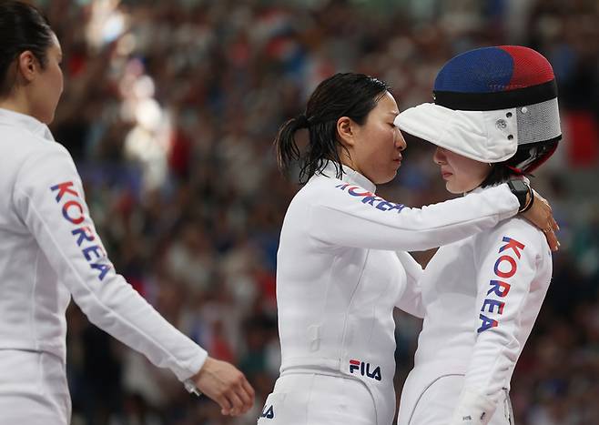 한국 여자 에페 대표팀이 8강전 탈락 후 눈물짓고있다