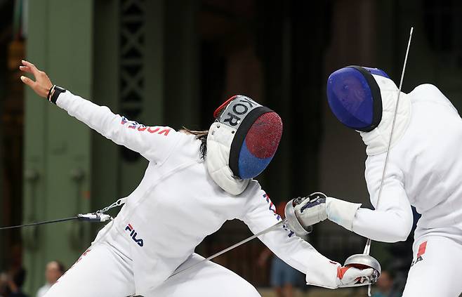 한국 여자 에페 대표팀 강영미(좌)