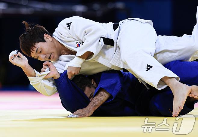 대한민국 유도대표팀 이준환 선수가 30일 오후 (한국시간) 프랑스 파리 샹 드 마르스 아레나에서 진행된 2024 파리올림픽 유도 남자 -81kg 토너먼트 32강 경기에서 모로코의 아츠라프 무티 선수와 자웅을 겨루고 있다. 2024.7.30/뉴스1 ⓒ News1 박정호 기자