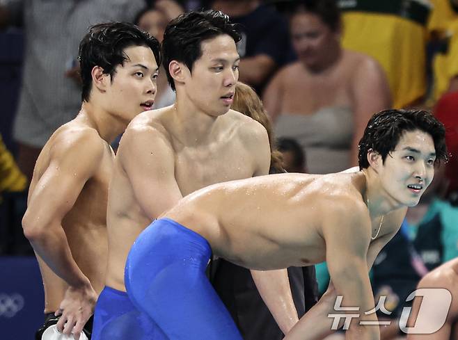 대한민국 수영대표팀 양재훈, 이호준, 김우민이 31일(한국시간) 프랑스 파리 라 데팡스 아레나에서 열린 남자 800ｍ 계영 결선 경기를 마친 후 기록을 확인하고 있다. 2024.7.31/뉴스1 ⓒ News1 이동해 기자