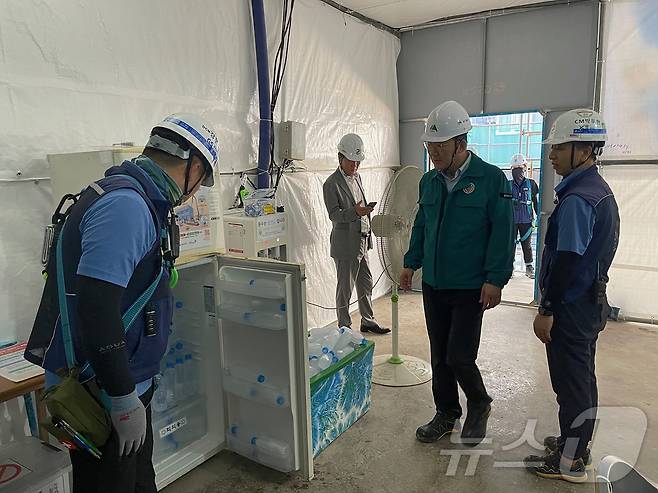 대구시는 31일 폭염이 연일 지속됨에 따라 8월 말까지 오후 2~5시 건축공사장의 작업 중지를 권고했다. (대구시 제공)/뉴스1