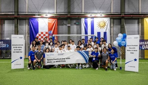 30일 프리 시즌 2024 아시아 투어로 방한 중인 잉글랜드 프리미어리그(EPL) 토트넘 홋스퍼 선수들이 '스퍼스 풋볼 데이 위드 메이크어위시 키즈' 행사에 참여해 난치병 아동들과 즐거운 시간을 보냈다.사진┃메이크어위시