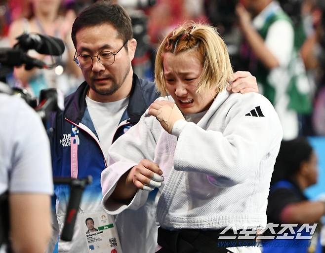 30일(한국시각) 프랑스 파리 샹드마르스 아레나에서 열린 2024 파리올림픽 여자 유도 -63kg 한국 김지수가 패자부활전에서 패배한 후 오열하고 있다. 파리(프랑스)=정재근 기자 cjg@sportschosun.com/2024.7.30/