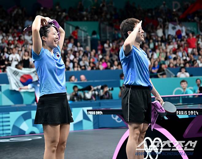 30일 (한국시각) 프랑스 파리 사우스 파리 아레나 4에서 '2024 파리올림픽' 탁구 혼합 복식 동메달결정전 대한민국 임종훈-신유빈 조와 홍콩의 웡춘팅-두호이켐 조의 경기가 열렸다. 동메달을 차지한 한국 임종훈-신유빈이 관중석을 향해 세리머니를 하고 있다. 파리(프랑스)=정재근 기자 cjg@sportschosun.com/2024.07.30/