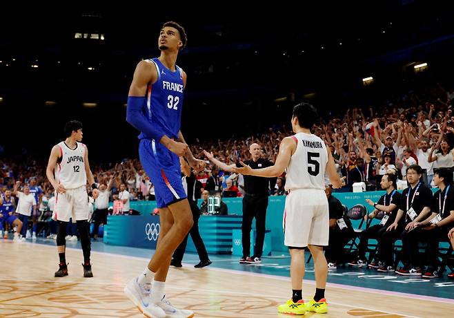 Paris 2024 Olympics - Basketball - Men's Group Phase - Group B - Japan vs France - Lille, Pierre Mauroy Stadium, Villeneve-d'Ascq, France - July 30, 2024. Victor Wembanyama of France and Yuki Kawamura of Japan react REUTERS/Evelyn Hockstein REFILE CORRECTING ID     TPX IMAGES OF THE DAY<저작권자(c) 연합뉴스, 무단 전재-재배포, AI 학습 및 활용 금지>