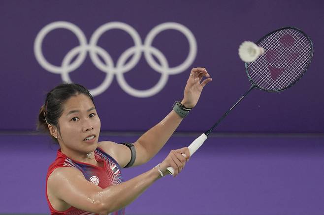 Thailand's Ratchanok Intanon plays against Belgium's Lianne Tan during their women's singles badminton group stage match at the 2024 Summer Olympics, Tuesday, July 30, 2024, in Paris, France. (AP Photo/Kin Cheung)<저작권자(c) 연합뉴스, 무단 전재-재배포, AI 학습 및 활용 금지>