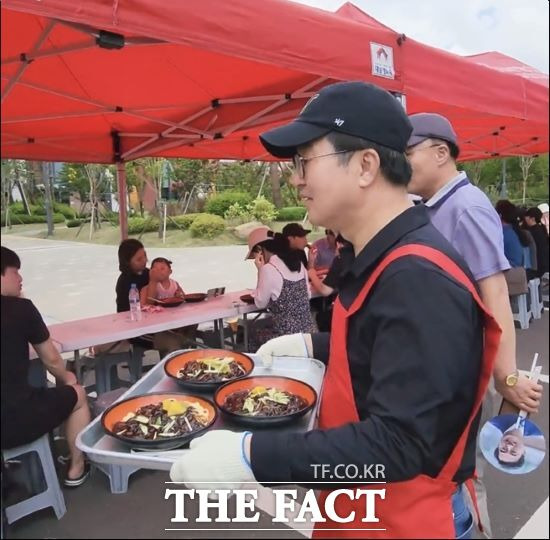 김동연 경기도지사는 31일 저녁 자신의 인스타그램에 올린 글에서 "제 휴가 동선에 맞춰 '사랑의 짜장차'에서는 파주 아파트 단지에서 짜장면을 나누는 봉사활동을 했다. 아내와 저도 2시간 반여 함께 참여했다"고 밝혔다./김동연 SNS