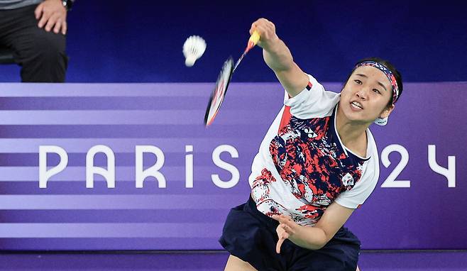 대한민국 배드민턴 대표팀 안세영 선수가 28일(현지시각) 프랑스 파리 라 샤펠 아레나에서 열린 2024 파리올림픽 배드민턴 여자 단식 조별예선에서 불가리아의 칼로야나 날반토바 선수와 맞대결을 펼치고 있다. /뉴스1