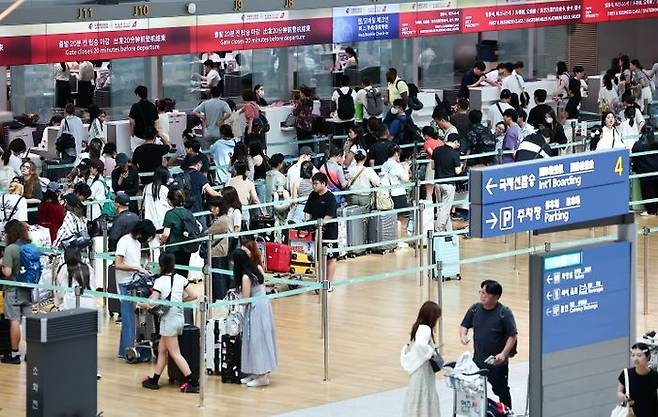 여름 휴가철 맞은 28일 인천 중구 인천국제공항 제1여객터미널 출국장에서 여행객들이 출국준비를 하고 있다. 2024.07.28. ⓒ뉴시스