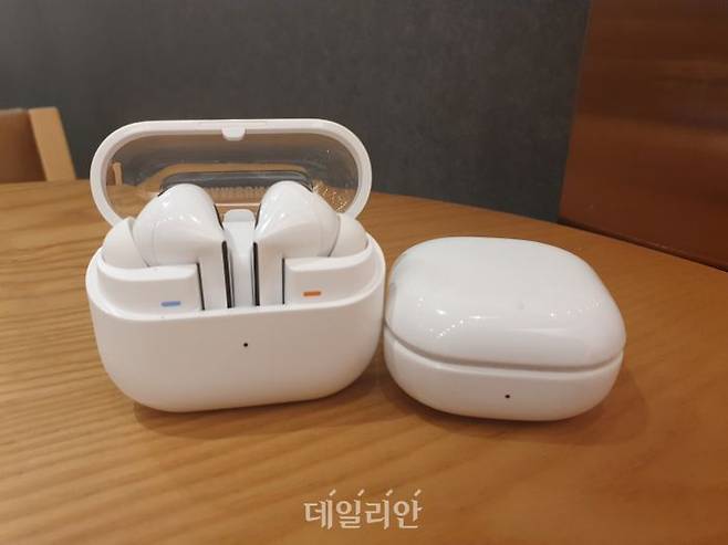 왼쪽 '갤럭시 버즈3 프로', 오른쪽 '갤럭시 버즈2'ⓒ데일리안 조인영 기자
