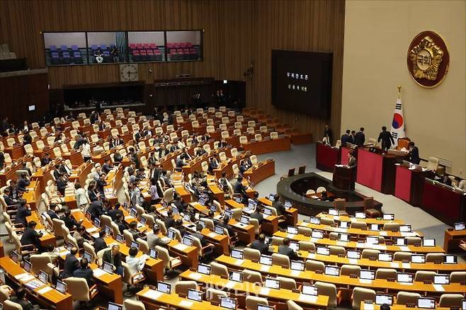 신동욱 국민의힘 의원이 지난 26일 오후 국회 본회의에서 이른바 '방송4법' 중 하나인 '방송법 일부개정법률안(대안)'에 대한 무제한토론(필리버스터)을 하고 있다. ⓒ데일리안 홍금표 기자