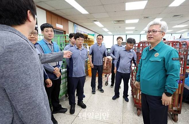 조해근 우정사업본부장(왼쪽)이 31일 오전 대전대덕우체국을 방문해 여름철 집배원의 안전보건관리 이행상황을 점검하고 노고를 격려하고 있다. ⓒ우정사업본부