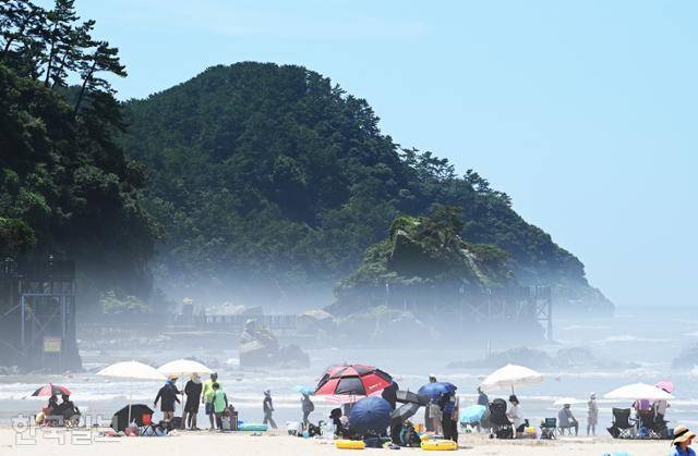 다대포해수욕장 가장자리 몰운대 아래로 해무가 깔려 있다.
