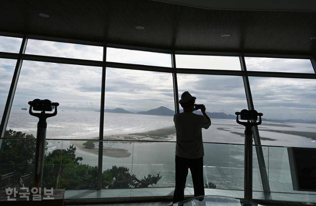 아미산전망대에서 낙동강 하구 모래섬과 바다가 시원하게 내려다보인다.