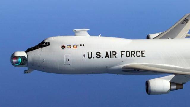 공중 레이저(ABL) 무기(사진 왼쪽 둥근 부분)를 탑재한 미 공군 항공기 YAL-1의 모습. New Mind 유튜브 영상 캡처