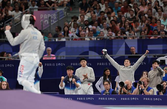 <yonhap photo-8222=""> 환호하는 펜싱 남자 대표팀 (파리=연합뉴스) 김인철 기자 = 구본길, 도경동, 오상욱과 코치진이 31일(현지시간) 프랑스 파리 그랑 팔레에서 열린 2024 파리올림픽 펜싱 남자 사브르 단체 8강 프랑스와 대결에서 박상원의 득점 때 환호하고 있다. 2024.7.31 yatoya@yna.co.kr/2024-07-31 23:13:00/ <저작권자 ⓒ 1980-2024 ㈜연합뉴스. 무단 전재 재배포 금지, AI 학습 및 활용 금지></yonhap>