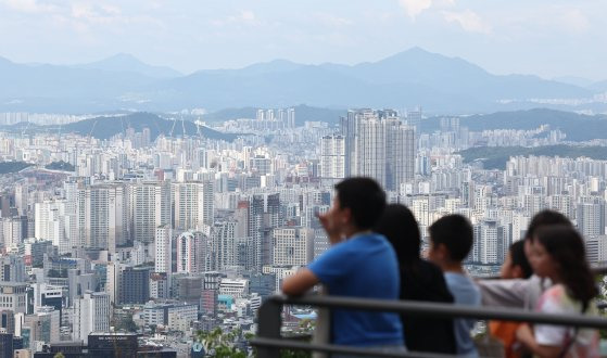 한국부동산원이 발표한 '6월 전국주택가격동향조사'에 따르면 6월 전국 주택 매매가격지수는 전월 대비 0.04% 오른 것으로 집계됐다. 또한 6월 18일 주택산업연구원은 하반기 서울 집값은 1.8%, 수도권 집값은 0.9% 상승이라 전망한 반면, 지방은 2.7% 하락할 것이라 예상했다. 연합뉴스