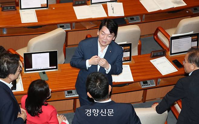 안철수 의원이 25일 국회 본회의에서 ‘채상병특검법’ 재의의건 투표를 앞두고 동료 의원들과 대화하고 있다. 박민규 선임기자