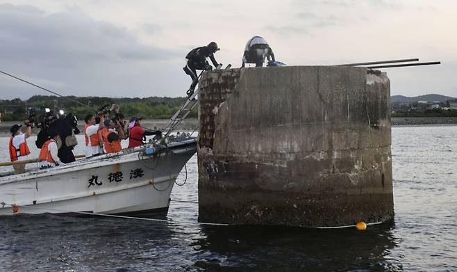 일본 혼슈 서부 야마구치현 우베시에서 31일 조세이 탄광 유골 수습 조사를 위해 잠수부가 배수구 진입을 시도하고 있다. 연합뉴스