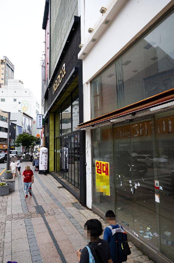 부산 중구 광복로패션거리 상가 곳곳에 임대 현수막이 내걸려 있다. 국제신문DB