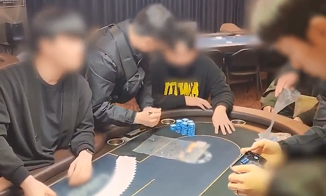 지난 3월 경찰이 부산진구에 위치한 홀덤펍을 압수수색하고 있다. 부산경찰청