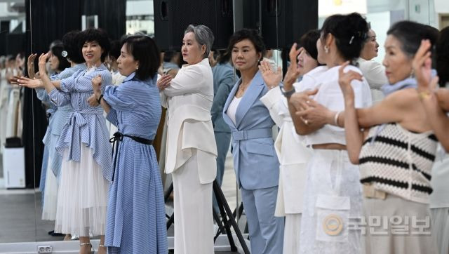 지난달 25일 시니어 모델 회원들이 모델들에게 수업전 몸을 풀고 있다.