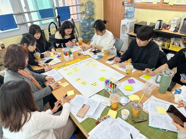 양산 증산초등학교 2학년 교사들이 지난 2월 새 학년 맞이 주간 교육과정을 논의하고 있다. /증산초교