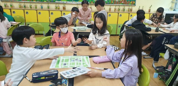 양산 증산초등학교 2학년 학생들이 '마을 돋보기 프로젝트 학습'으로 마을 곳곳을 알아보고 있다. /증산초교