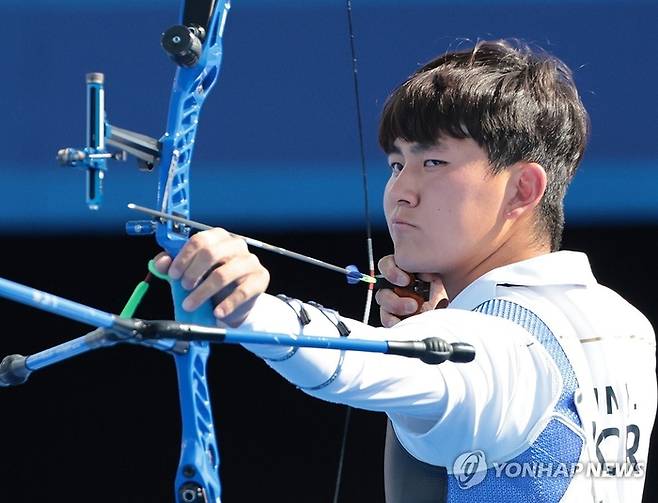 대한민국 양궁 국가대표 김제덕 선수가 29일(현지시간) 프랑스 파리 레쟁발리드 양궁 경기장에서 열린 2024년 파리올림픽 양궁 남자 단체 결승전 한국과 프랑스의 경기에서 과녁을 향해 활을 당기고 있다. [사진 = 연합뉴스]