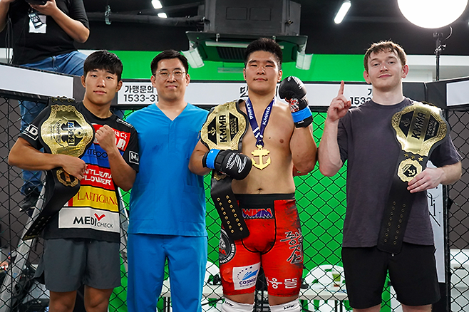 (왼쪽부터) 제3대 KMMA 페더급 챔피언 이동아, 뽀빠이연합의원 김성배 대표원장, 제2대 KMMA 라이트헤비급 챔피언 심우람, 초대 KMMA 미들급 챔피언 제임스 로즈가 기념 촬영을 하고 있다. 사진=스탠다드앤드프로그레스 스포츠에이전시 제공